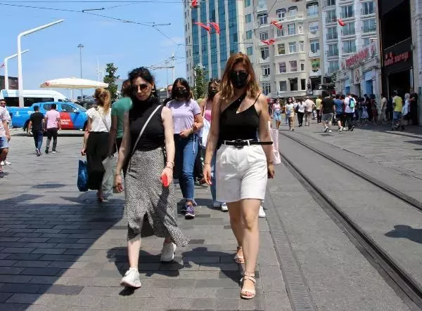 İSTİKLAL CADDESİ'NDE BAYRAM YOĞUNLUĞU İSTİKLAL CADDESİ'NDE BAYRAM YOĞUNLUĞU