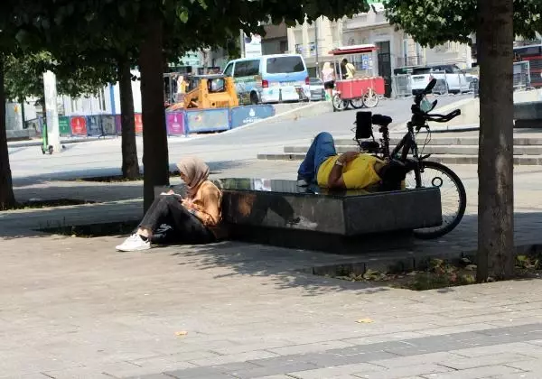 İSTİKLAL CADDESİ'NDE BAYRAM YOĞUNLUĞU