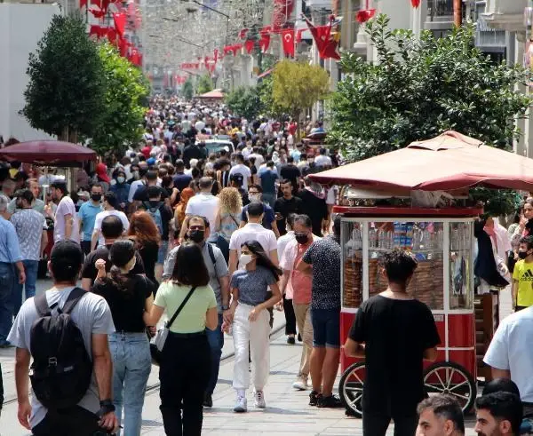 İSTİKLAL CADDESİ'NDE BAYRAM YOĞUNLUĞU
