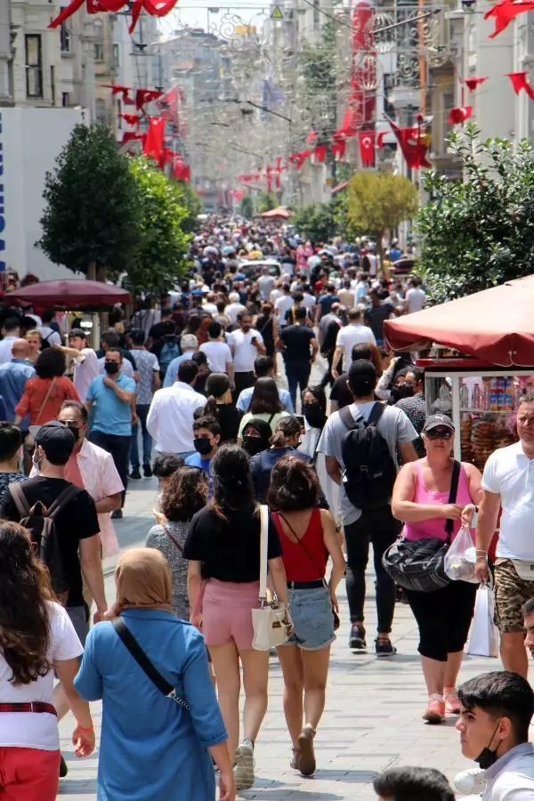 İSTİKLAL CADDESİ'NDE BAYRAM YOĞUNLUĞU