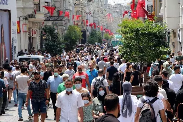 İSTİKLAL CADDESİ'NDE BAYRAM YOĞUNLUĞU