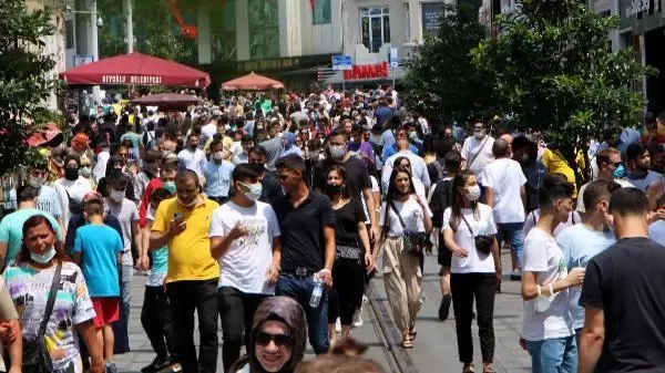 İSTİKLAL CADDESİ'NDE BAYRAM YOĞUNLUĞU