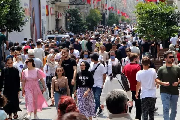 İSTİKLAL CADDESİ'NDE BAYRAM YOĞUNLUĞU