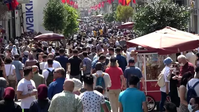 İstiklal Caddesi'nde yoğunluk