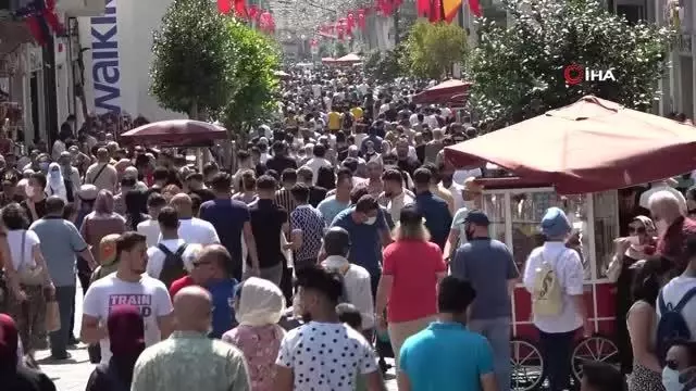 İstiklal Caddesi'nde yoğunluk