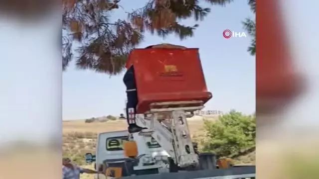 İtfaiye ekipleri leyleği kurtarıp su içirerek doğaya bıraktı İtfaiye ekipleri leyleği kurtarıp su içirerek doğaya bıraktı