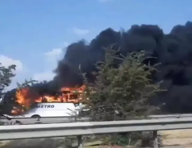 İzmir'de yolcu otobüsü alev alev yandı İzmir'de yolcu otobüsü alev alev yandı