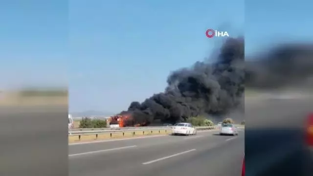 İzmir'de yolcu otobüsü alev alev yandı