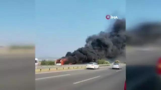 İzmir'de yolcu otobüsü alev alev yandı