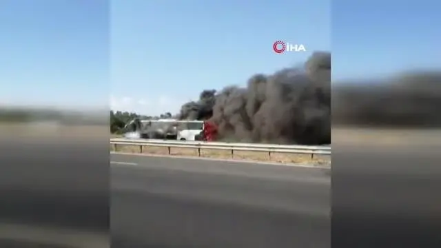 İzmir'de yolcu otobüsü alev alev yandı