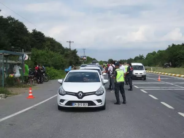 JANDARMADAN KOLONYA VE ÇİKOLATALI TRAFİK DENETİMİ JANDARMADAN KOLONYA VE ÇİKOLATALI TRAFİK DENETİMİ