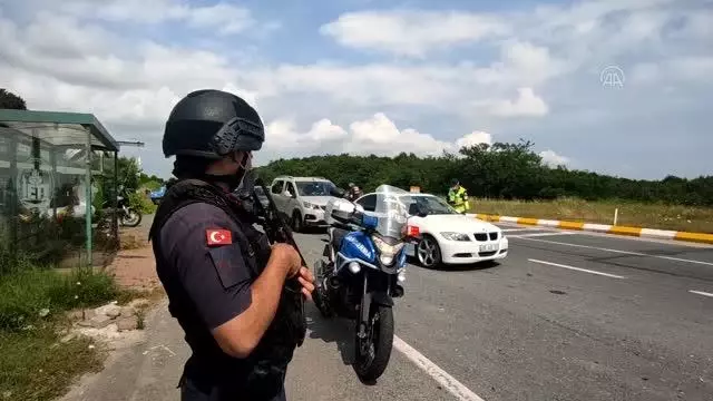Jandarmasından trafik denetimlerinde çikolata ve kolonya ikramı Jandarmasından trafik denetimlerinde çikolata ve kolonya ikramı