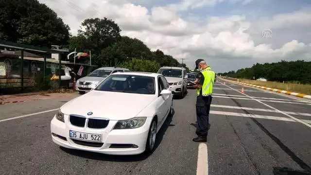 Jandarmasından trafik denetimlerinde çikolata ve kolonya ikramı
