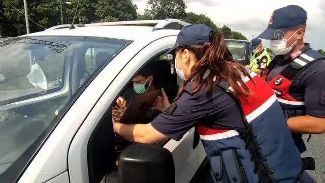 Jandarmasından trafik denetimlerinde çikolata ve kolonya ikramı