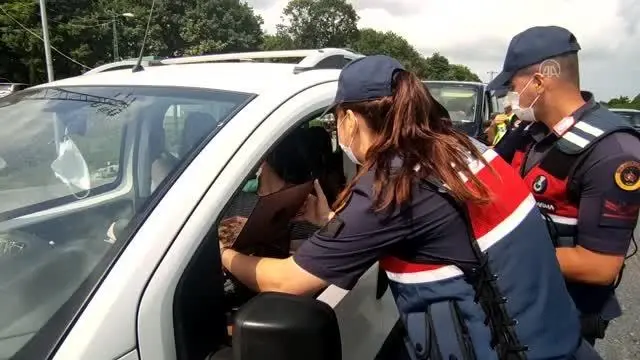Jandarmasından trafik denetimlerinde çikolata ve kolonya ikramı