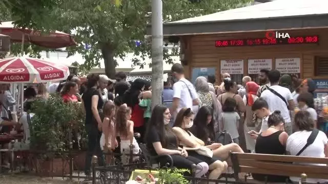 Kabataş İskelesi'nde Adalar seferlerinde yoğunluk