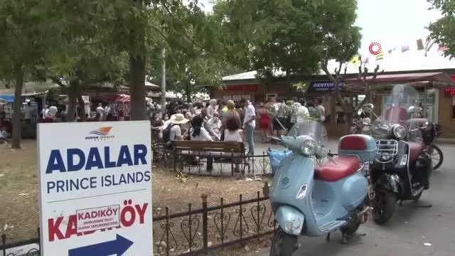 Kabataş İskelesi'nde Adalar seferlerinde yoğunluk