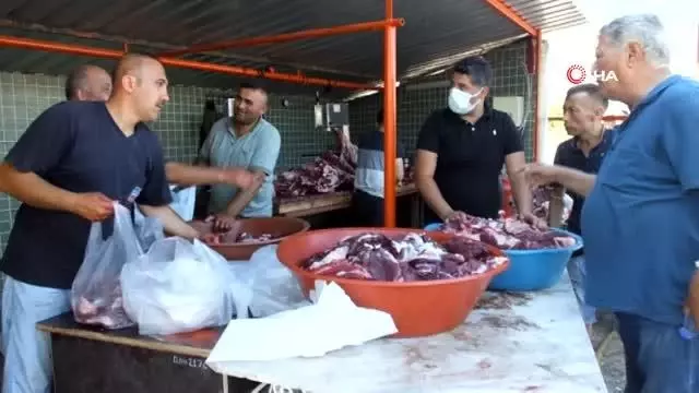Kadın kasaplar erkeklere taş çıkarttı