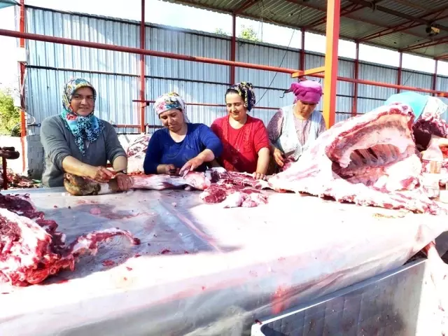 Kadın kasaplar erkeklere taş çıkarttı