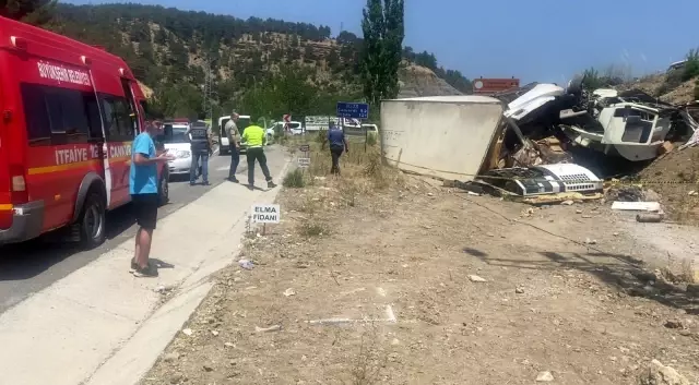 Son dakika haberi | Kamyon otomobile çarptı: 1 ölü, 6 yaralı