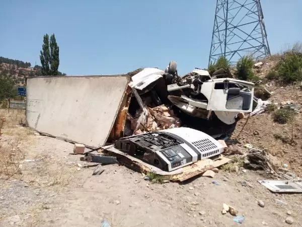Kamyonla otomobil kafa kafaya çarpıştı: 1 ölü, 6 yaralı Kamyonla otomobil kafa kafaya çarpıştı: 1 ölü, 6 yaralı