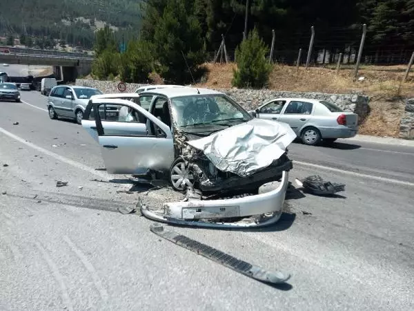 Kamyonla otomobil kafa kafaya çarpıştı: 1 ölü, 6 yaralı