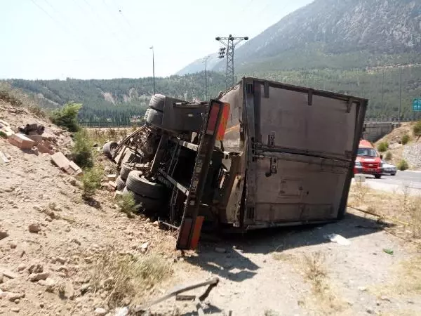 Kamyonla otomobil kafa kafaya çarpıştı: 1 ölü, 6 yaralı