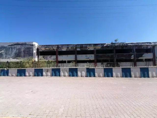 Kapalı spor salonunun yıkımına başlandı