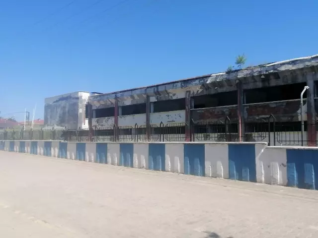 Kapalı spor salonunun yıkımına başlandı