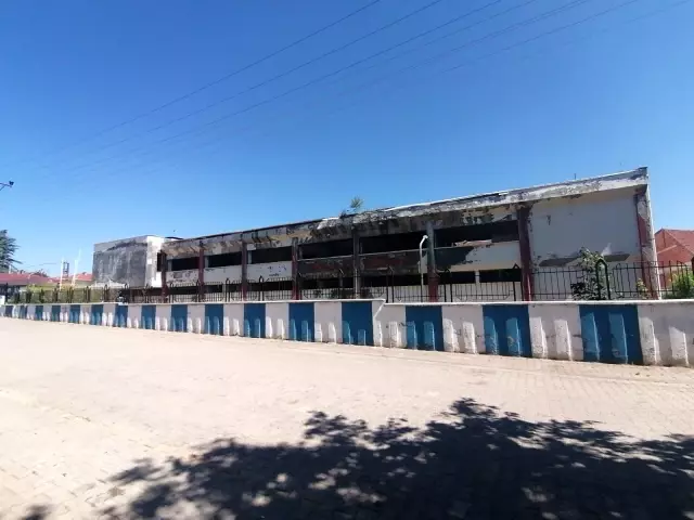 Kapalı spor salonunun yıkımına başlandı