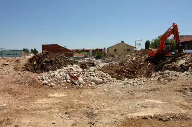 Kapalı spor salonunun yıkımına başlandı