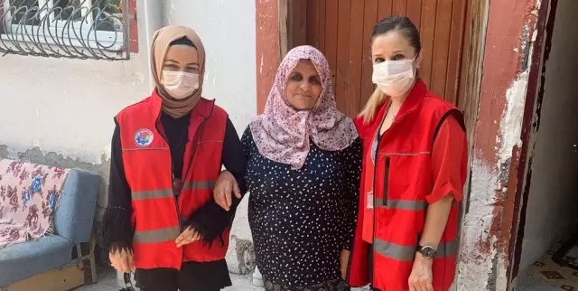 Karabük'te evinde tek başına yaşayan yaşlılar bayramda unutulmadı Karabük'te evinde tek başına yaşayan yaşlılar bayramda unutulmadı