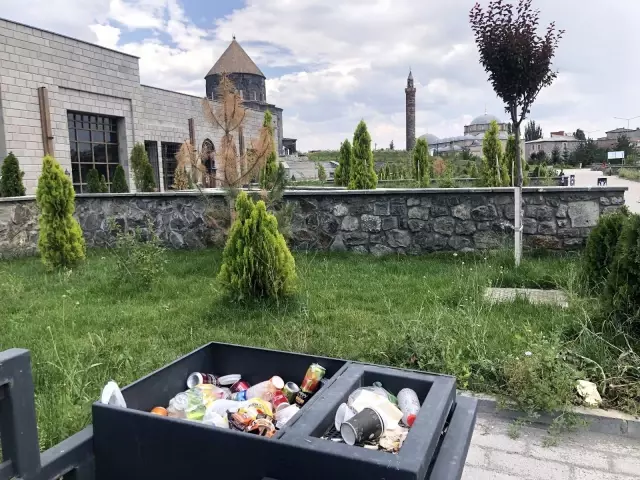 Kars Bedesten bölgesinden çöpler alınmıyor