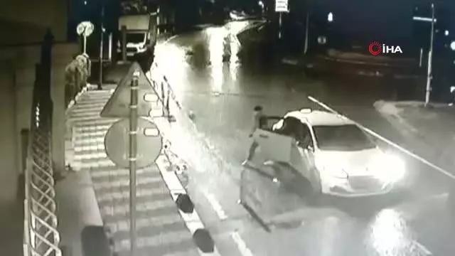 Kartal'da mafya dehşeti kamerada: Lüks siteyi kurşun yağmuruna tuttular Kartal'da mafya dehşeti kamerada: Lüks siteyi kurşun yağmuruna tuttular