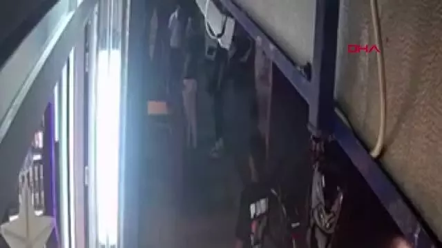 Son dakika haber! KARTAL'DA SİTEYİ KURŞUN YAĞMURUNA TUTANLAR KAMERADA