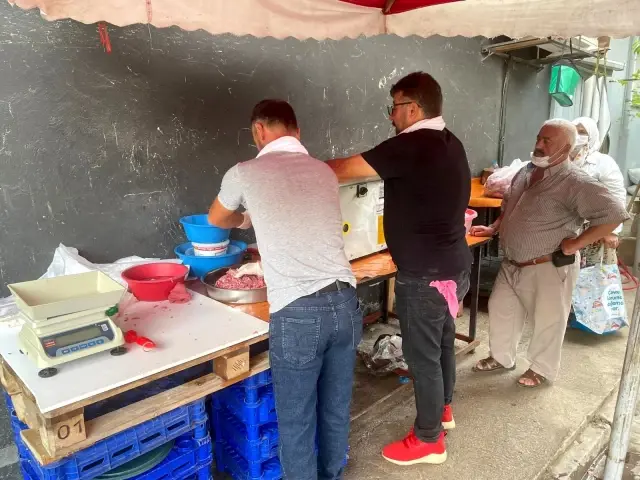Kasap ve marketlerde kıyma çektirme yoğunluğu