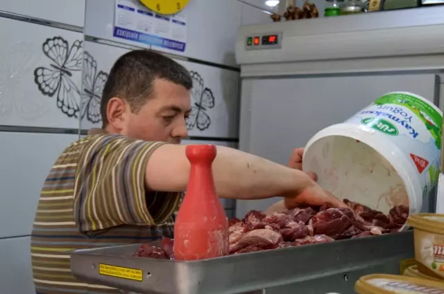 Kasaplar bayramın ikinci gününde de taleplere yetişmek için ter döküyor