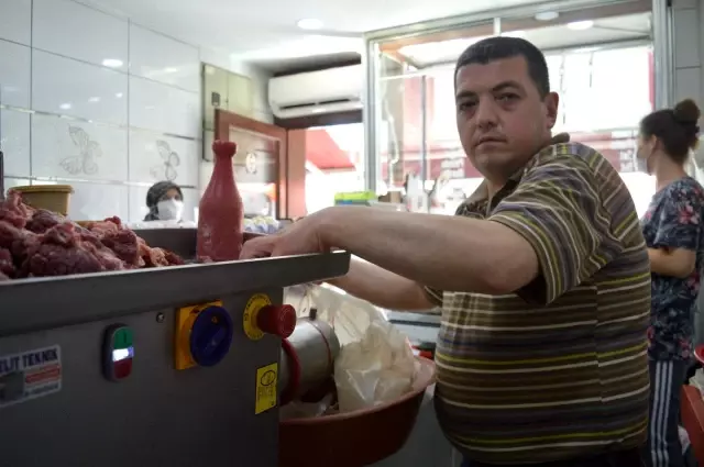 Kasaplar bayramın ikinci gününde de taleplere yetişmek için ter döküyor