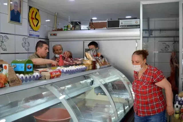 Kasaplar bayramın ikinci gününde de taleplere yetişmek için ter döküyor