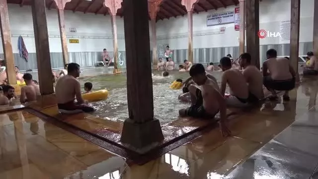 Kavurucu sıcaktan bunalanlar oraya akın etti