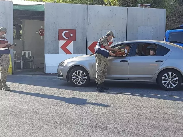 Son dakika... Kebanda jandarma uygulama yapıp vatandaşın bayramını kutladı