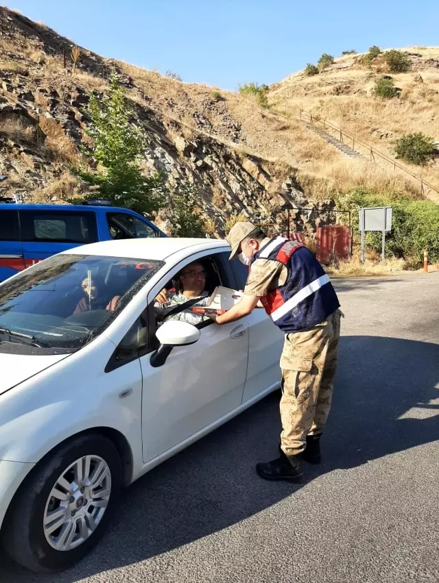 Son dakika... Kebanda jandarma uygulama yapıp vatandaşın bayramını kutladı