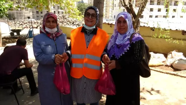 Kestikleri 1 ton kurbanı 400 aileye dağıttılar Kestikleri 1 ton kurbanı 400 aileye dağıttılar