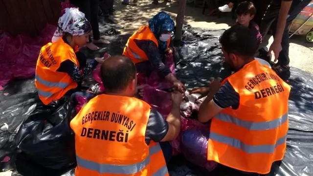 Kestikleri 1 ton kurbanı 400 aileye dağıttılar