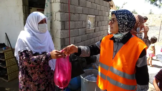 Kestikleri 1 ton kurbanı 400 aileye dağıttılar