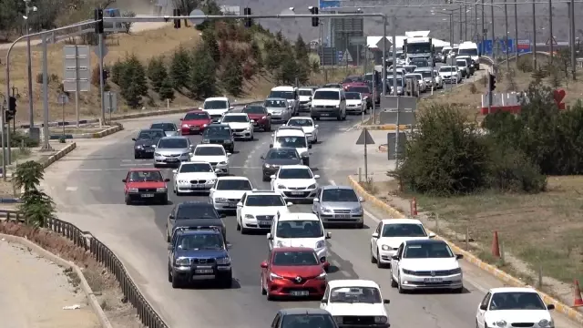 Kilit kavşak Kırıkkale'de, bayramın ikinci gününde trafik yoğunluğu Kilit kavşak Kırıkkale'de, bayramın ikinci gününde trafik yoğunluğu