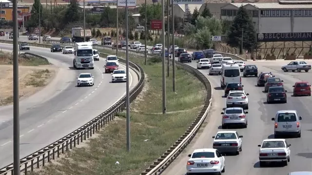 Kilit kavşak Kırıkkale'de, bayramın ikinci gününde trafik yoğunluğu