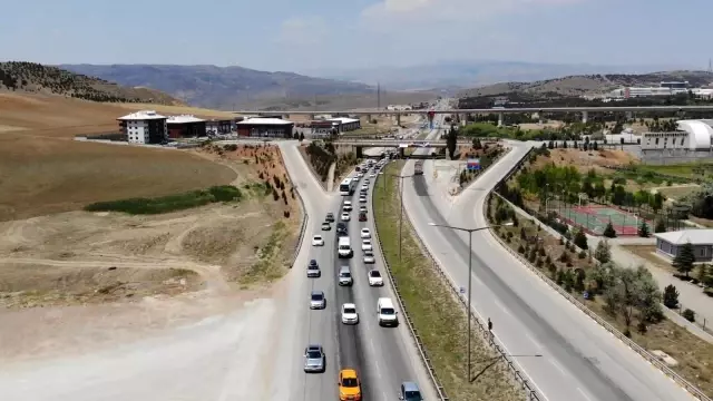 Kilit kavşak Kırıkkale'de, bayramın ikinci gününde trafik yoğunluğu