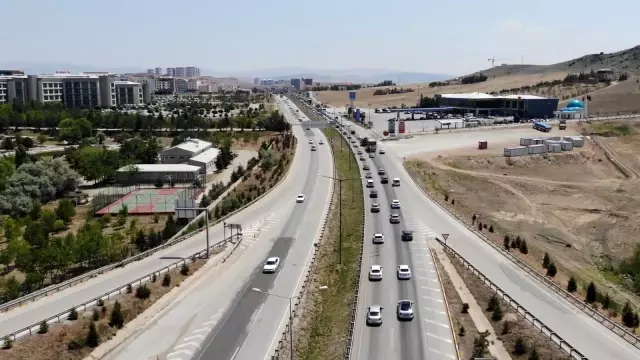 Kilit kavşak Kırıkkale'de, bayramın ikinci gününde trafik yoğunluğu