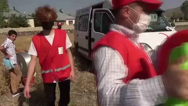 Kızılay gönüllülerinden çocuklara atlı karınca sürprizi Kızılay gönüllülerinden çocuklara atlı karınca sürprizi